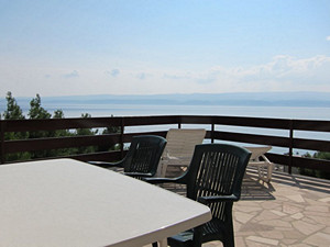 Apartments KATE are situated in one of the most beautiful part of Adriatic coast, in little place Duce near town of Omis, situated between two centres of Middle Dalmatia, Split on west side and Makarska on the east side.